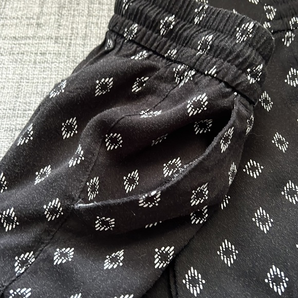 LIKE NEW Old Navy Pants, white and black design, size small. - Picture 3 of 5
